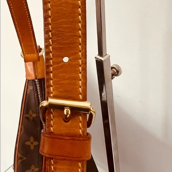 Authentic Louis Vuitton Monogram Bolougne 30 - Picture 11 of 16